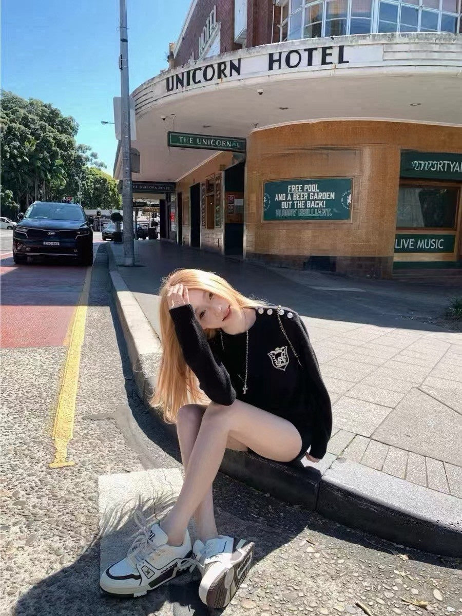 Tue. 英倫慢生活 王嘉爾款銀扣肩針織上衣 黑