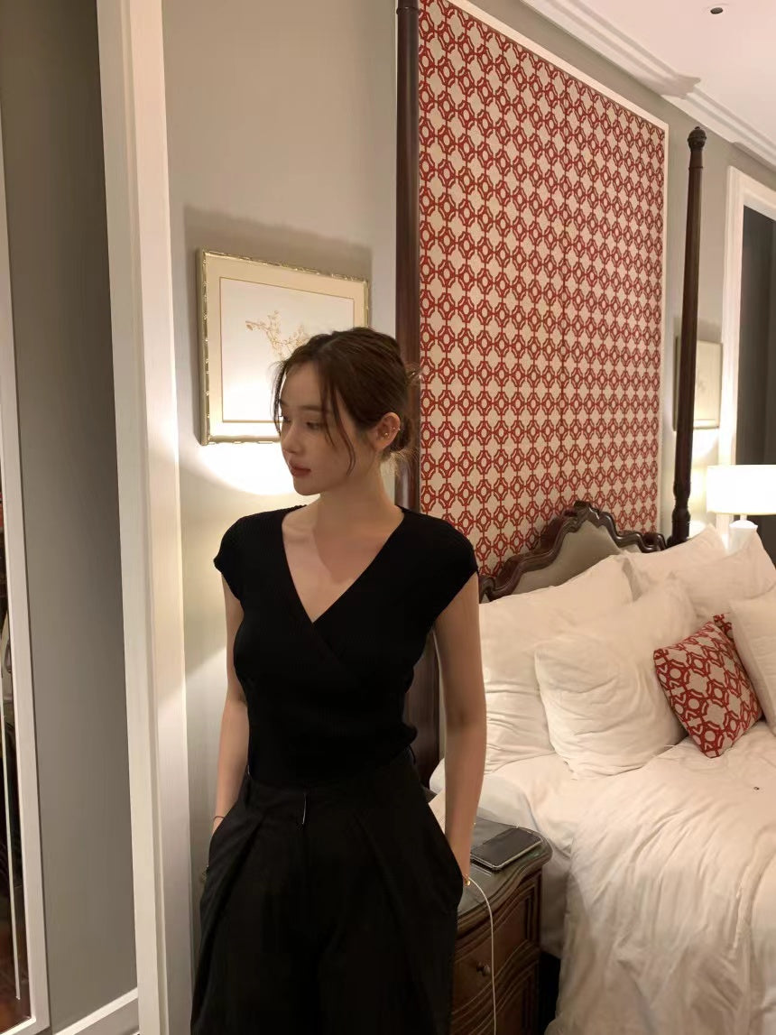 Mon. 交叉V領針織上衣 黑