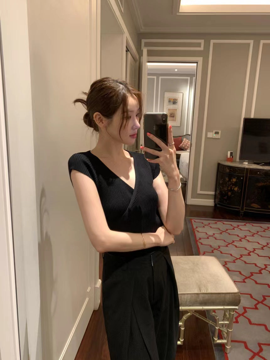 Mon. 交叉V領針織上衣 黑