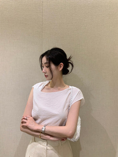 Tue. 休閒不規則斜領純色上衣 白