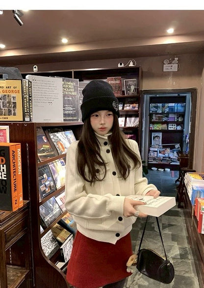 Tue. 凱拉爾 高領設計感鈕扣針織上衣外套