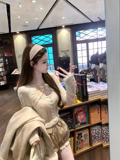 Tue. 妮妮千金 蝴蝶結挖空海馬麻花毛衣 伯爵茶短褲