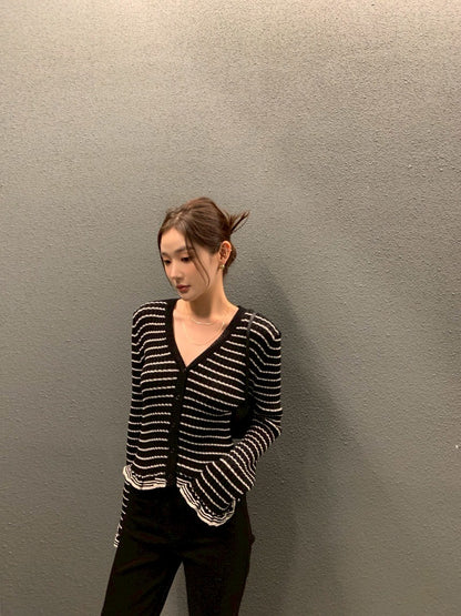 Thu. 休閒私服 拿鐵可可條紋V領針織開衫 黑底