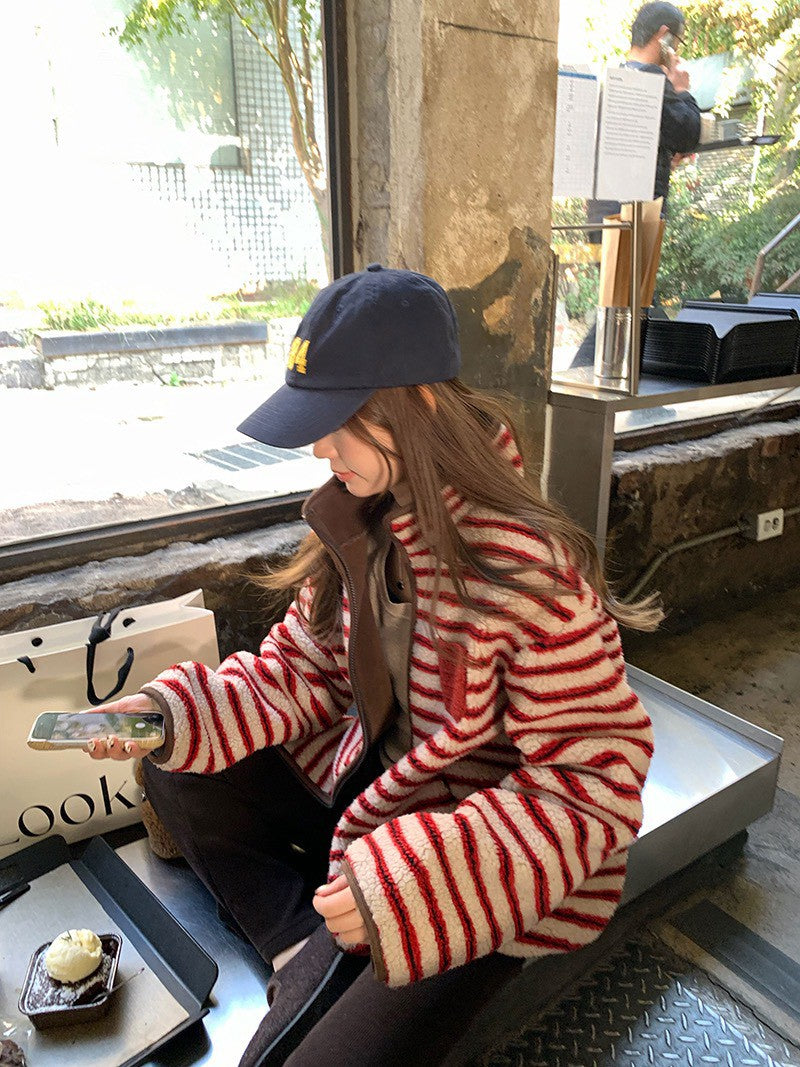 Fri. 莓莓榛果派‘’厚實立領小口袋羔毛針織外套 拐杖紅條糖