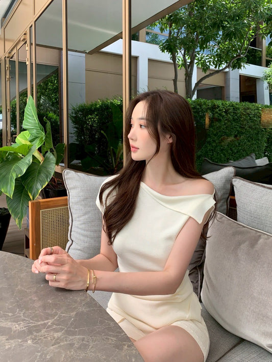 Thu. 元氣少女不規則斜肩顯瘦上衣 米色