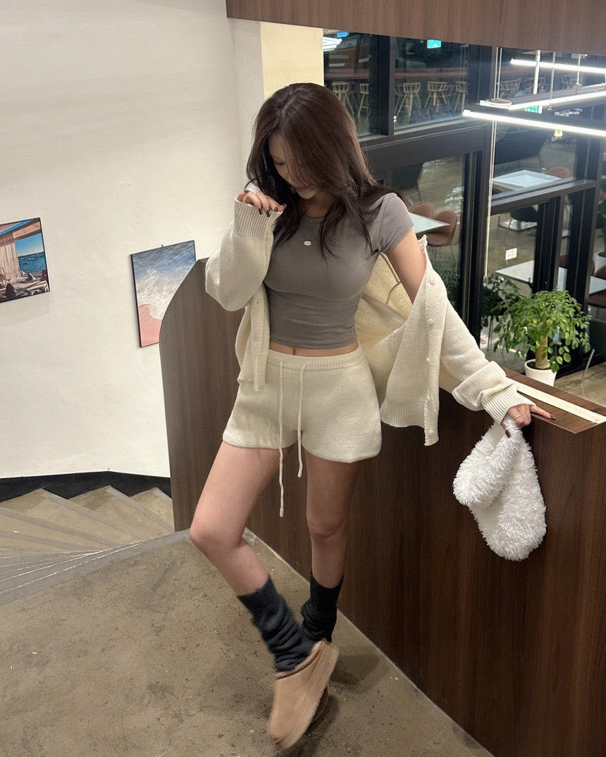 Mon. 韓女超愛秋冬排扣針織短褲套裝 米/深灰