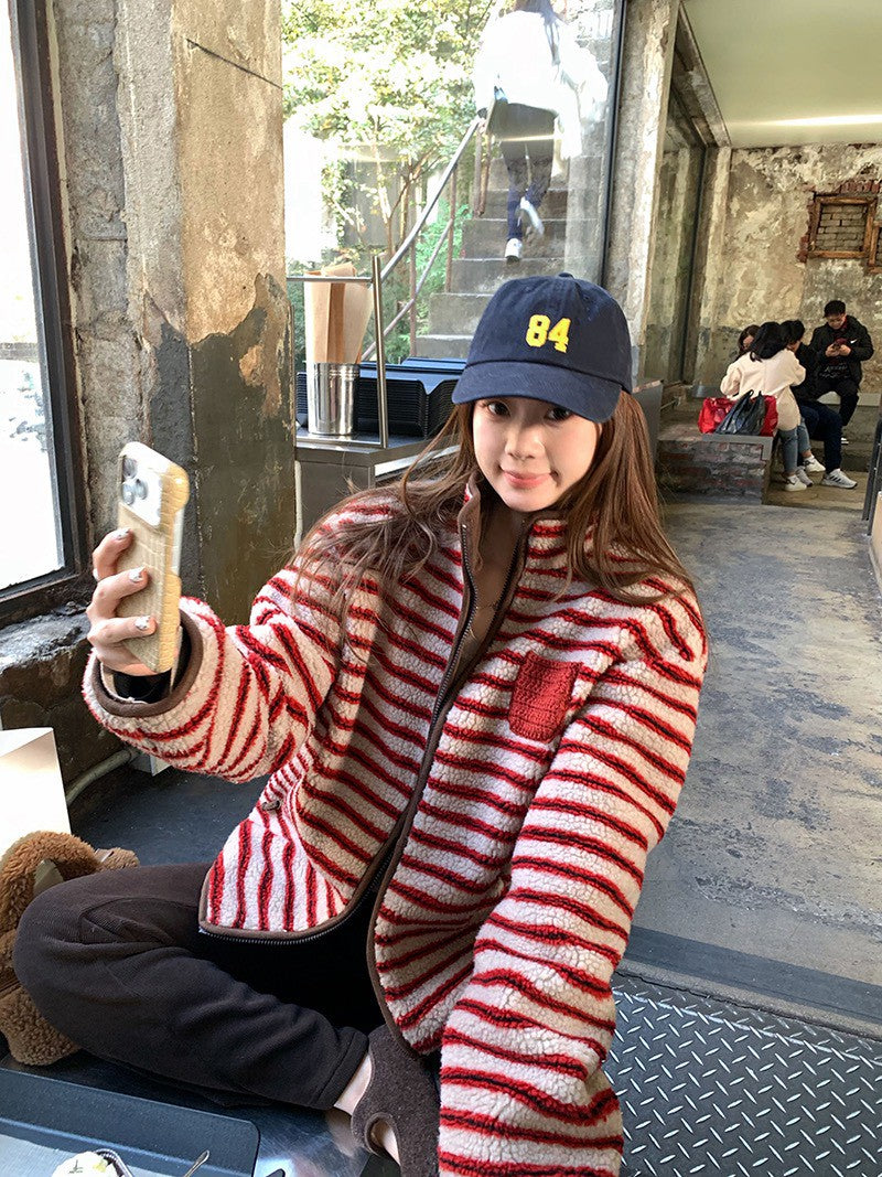 Fri. 莓莓榛果派‘’厚實立領小口袋羔毛針織外套 拐杖紅條糖