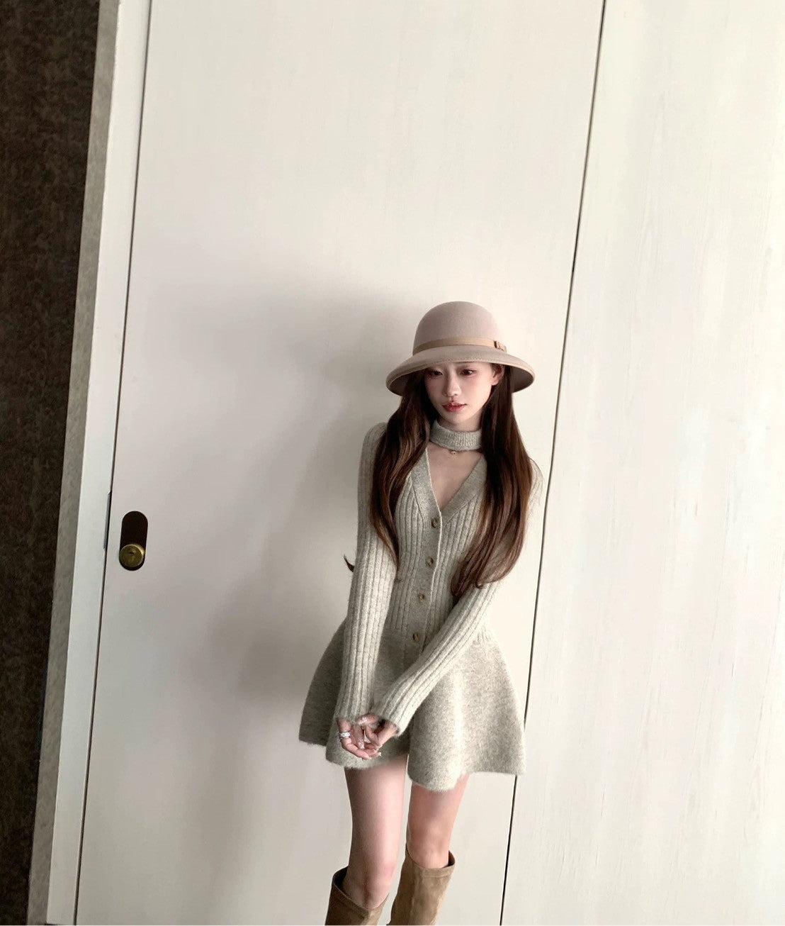 Tue. 傾心芭蕾氣質小心機針織收腰連身裙 燕麥