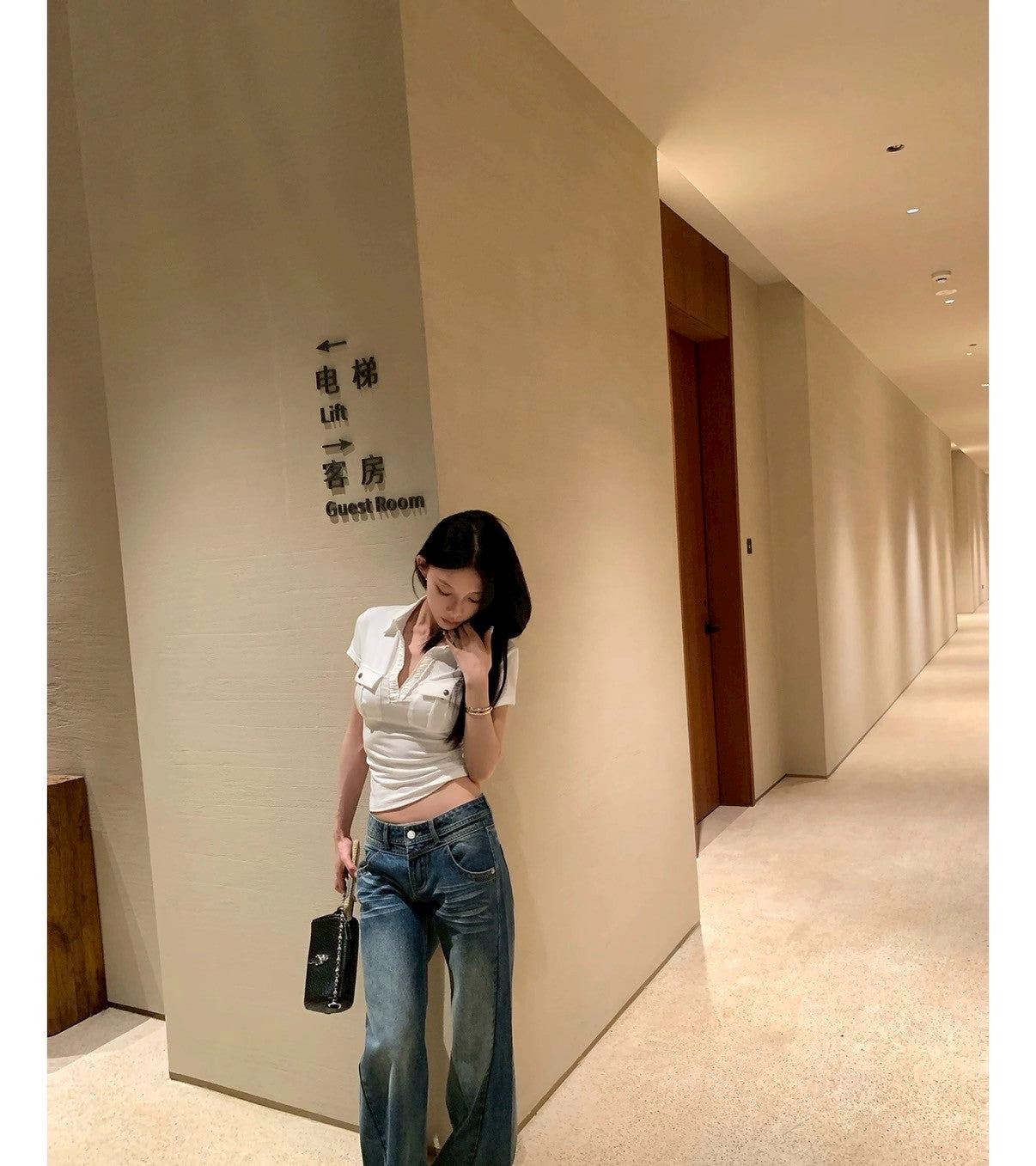 Mon. 復古女郎 襯衫式口袋修身T恤 白/黑