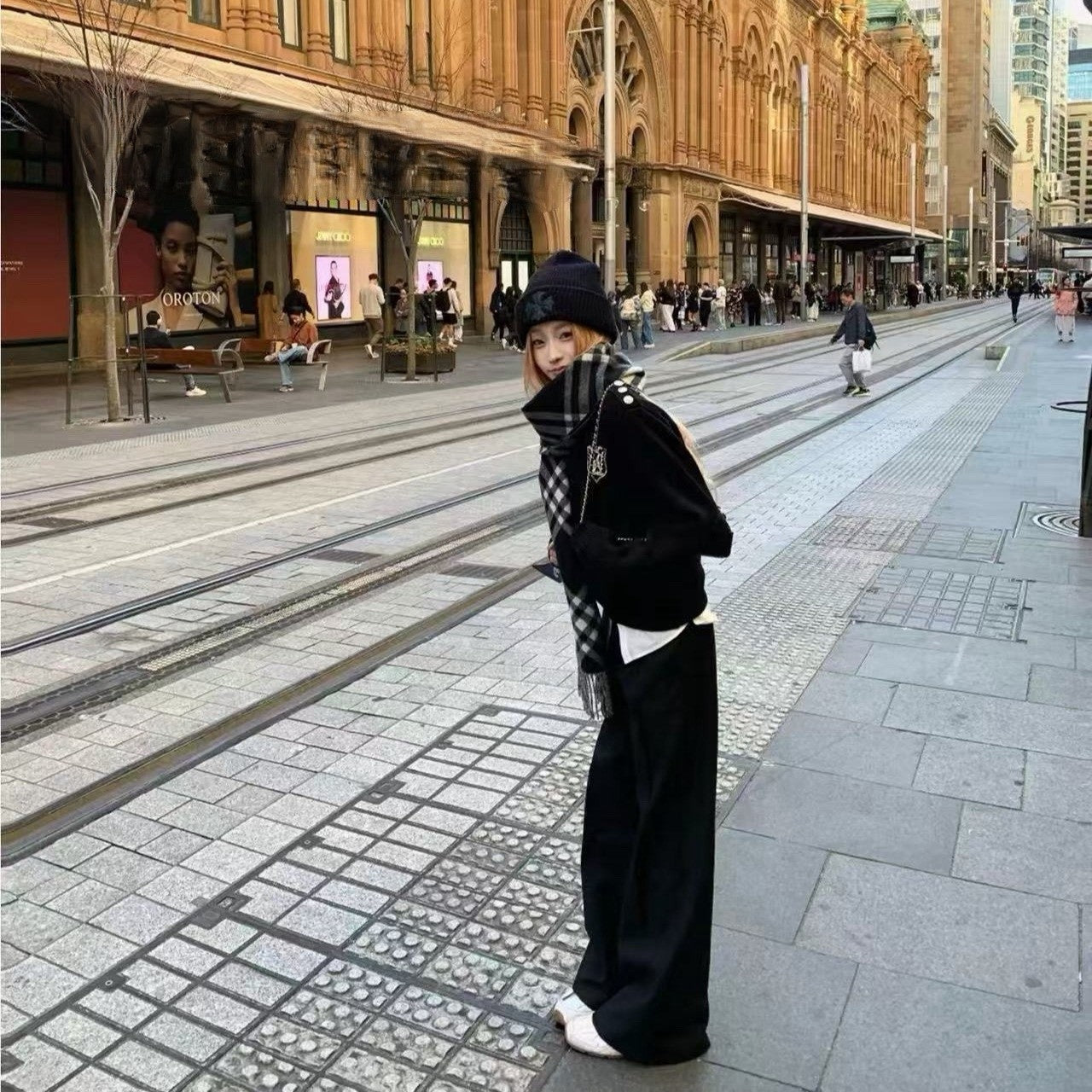 Tue. 英倫慢生活 王嘉爾款銀扣肩針織上衣 黑