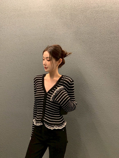 Thu. 休閒私服 拿鐵可可條紋V領針織開衫 黑底