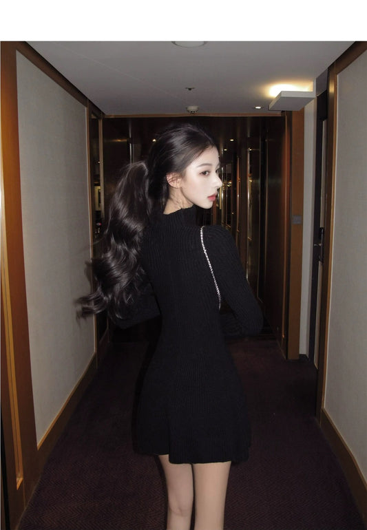 Thu. 氣質姊姊半高領拉鍊粗針花瓣連身裙 黑