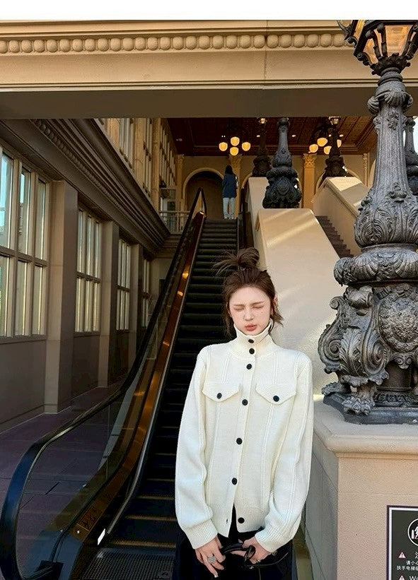 Tue. 凱拉爾 高領設計感鈕扣針織上衣外套