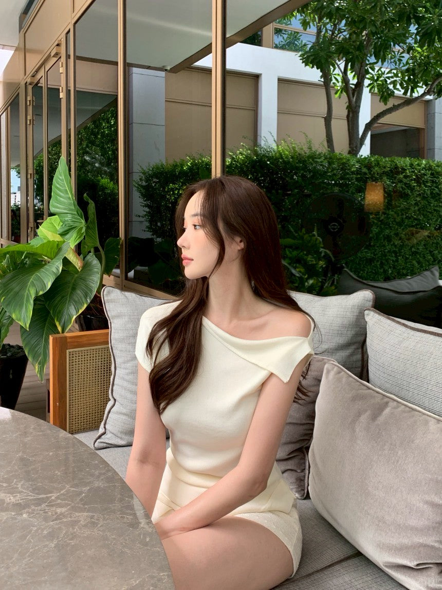 Thu. 元氣少女不規則斜肩顯瘦上衣 米色