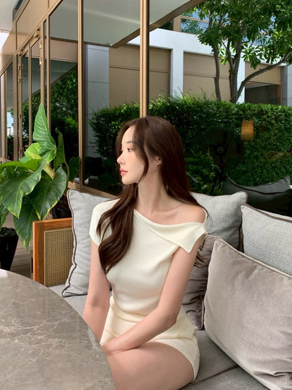 Thu. 元氣少女不規則斜肩顯瘦上衣 米色