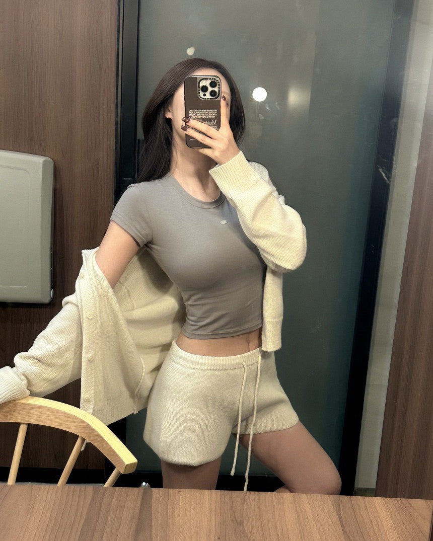 Mon. 韓女超愛秋冬排扣針織短褲套裝 米/深灰