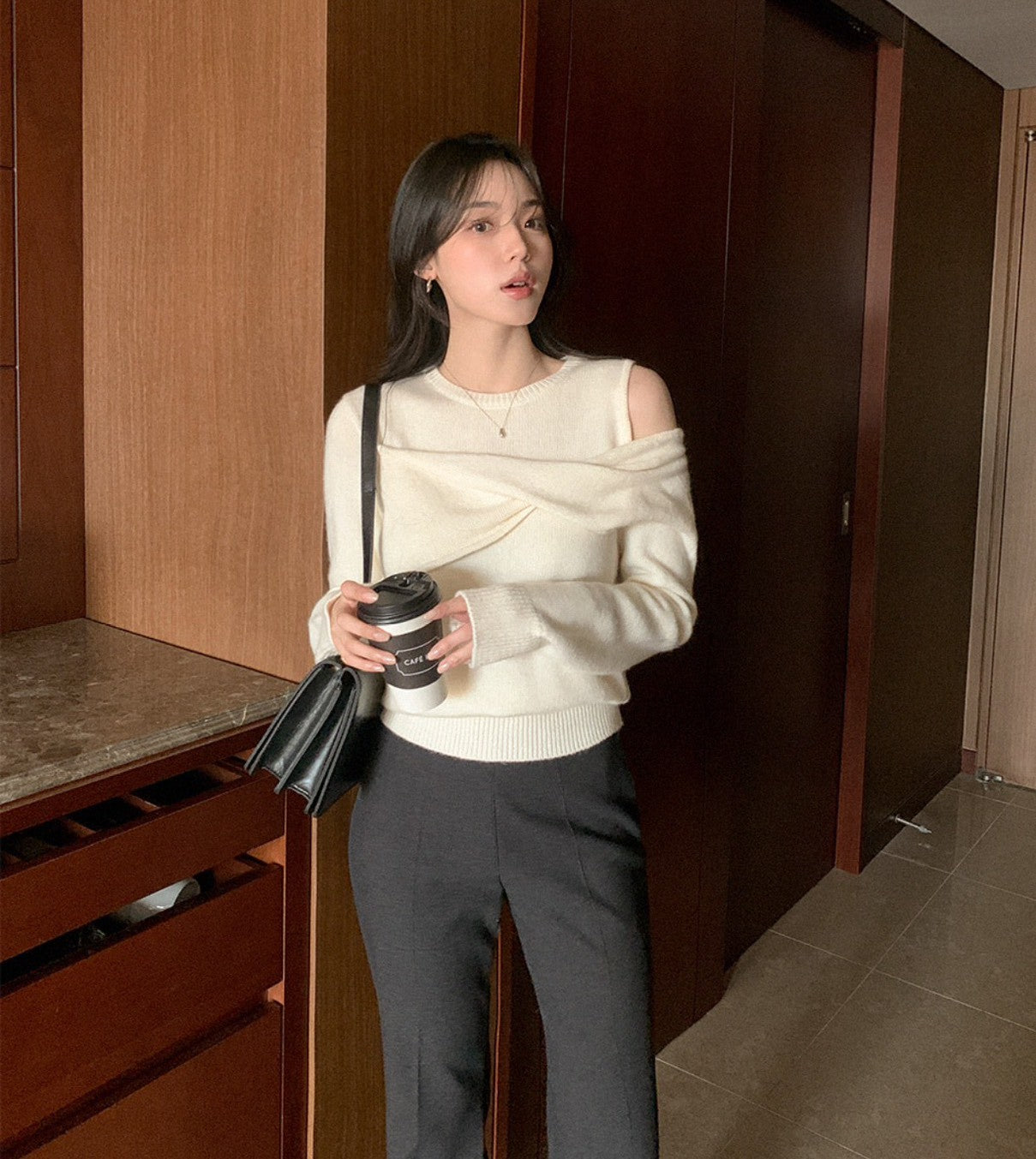 Mon. 辦公通勤 假兩件式甜美露肩針織上衣 米