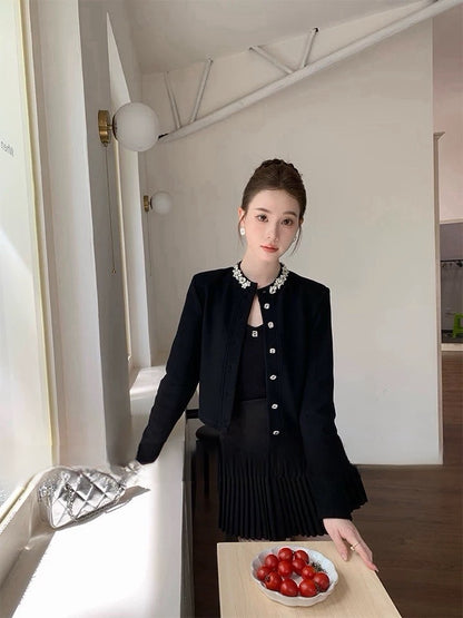 Tue. Miu千金氣質圓領釘鑽排扣上衣百褶裙套裝 米白/黑