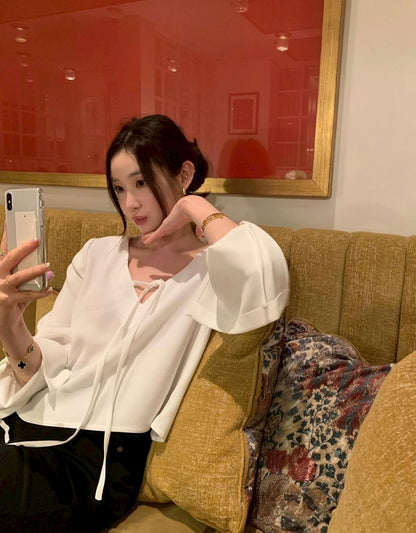 Mon. 別緻優雅V領荷葉袖上衣 白