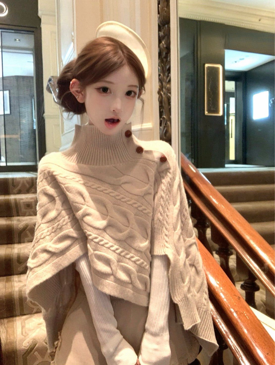 Tue. 焦糖Vivien土星高領麻花斗篷 花邊短褲