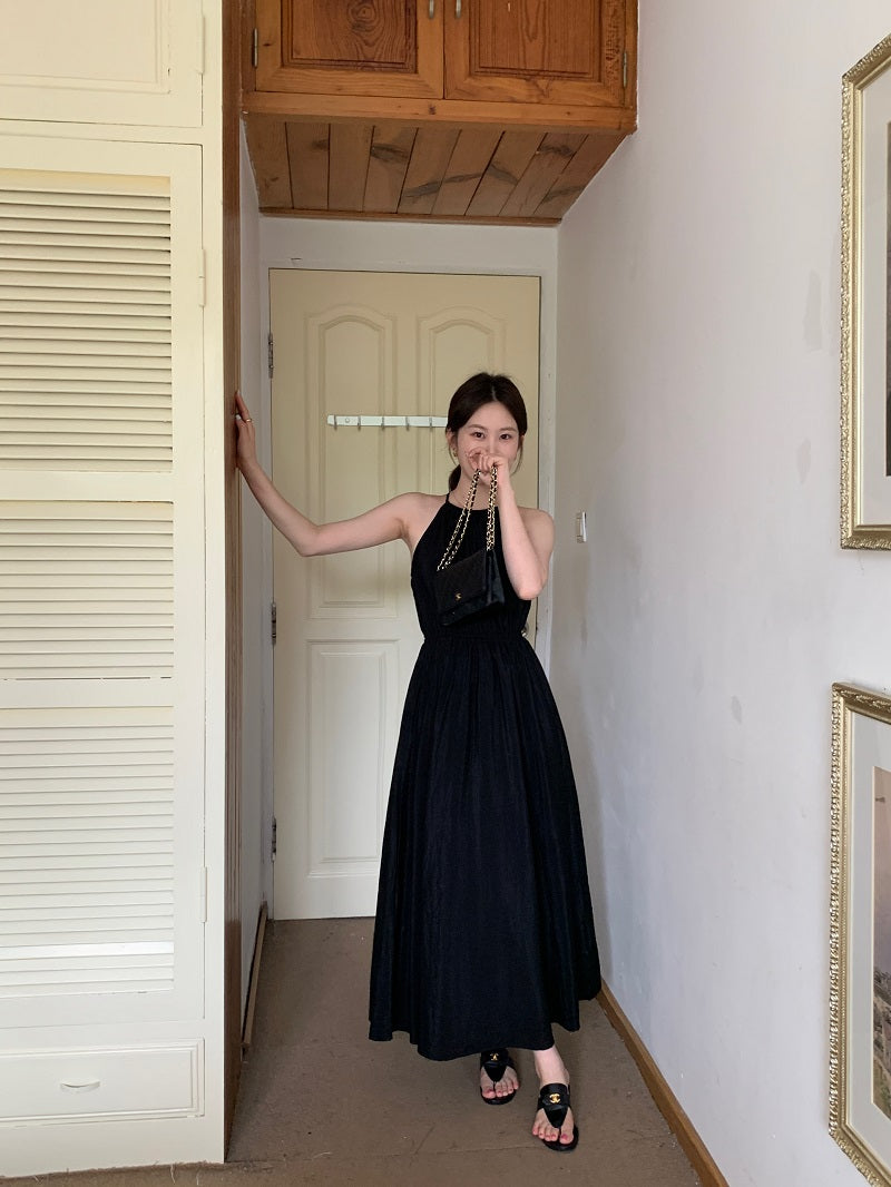 Sun. 吊帶收腰縷空連身長裙 黑