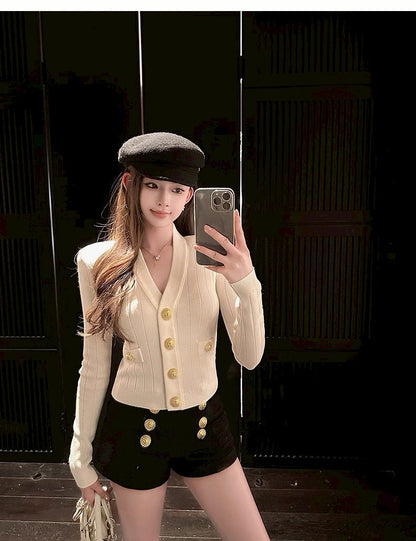 Tue. 小香千金V領金扣修身針織上衣 白