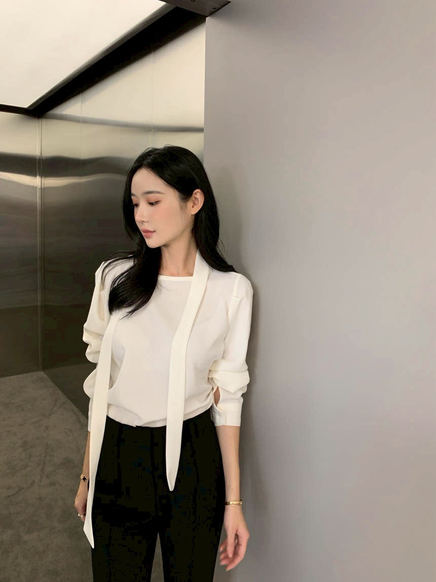 Fri. 法式新款掛脖飄帶氣質上衣 黑/白