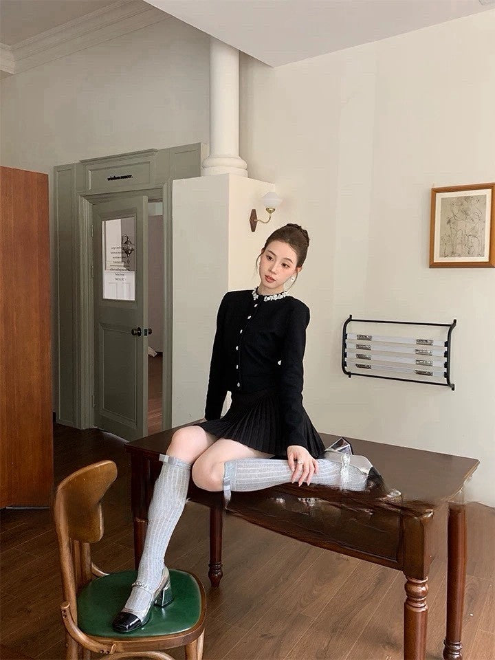 Tue. Miu千金氣質圓領釘鑽排扣上衣百褶裙套裝 米白/黑