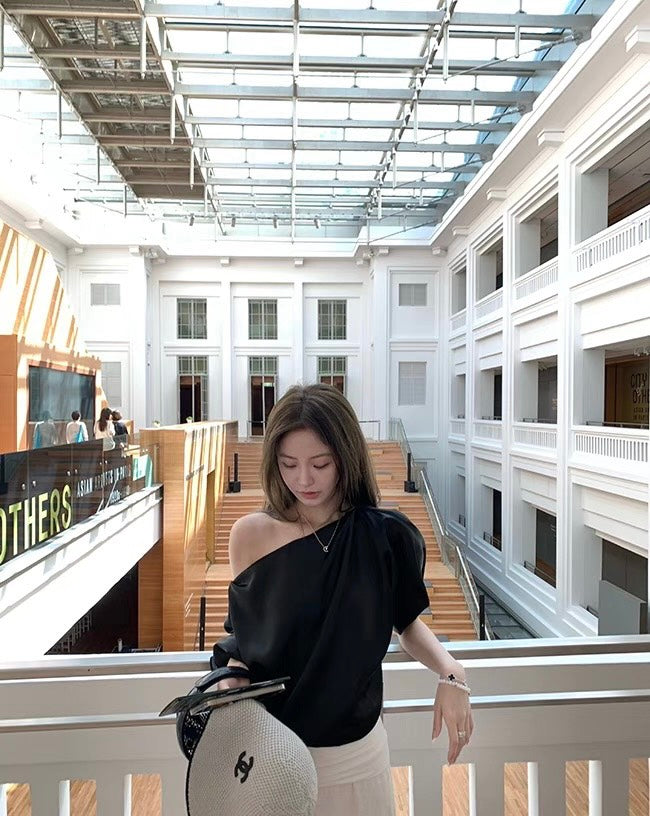 Mon. like Jennie 泡泡緞面珍妮後台同款一字領上衣 黑