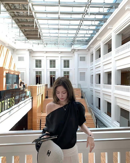 Mon. like Jennie 泡泡緞面珍妮後台同款一字領上衣 黑