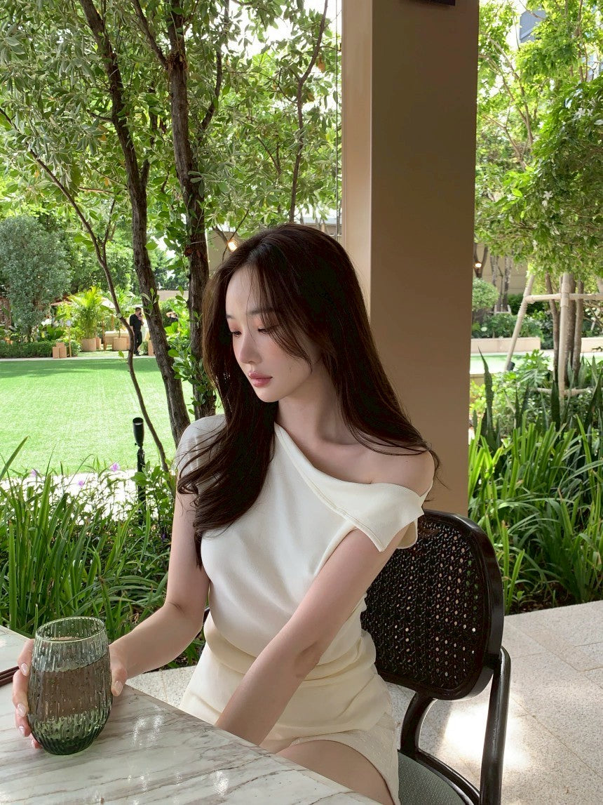 Thu. 元氣少女不規則斜肩顯瘦上衣 米色