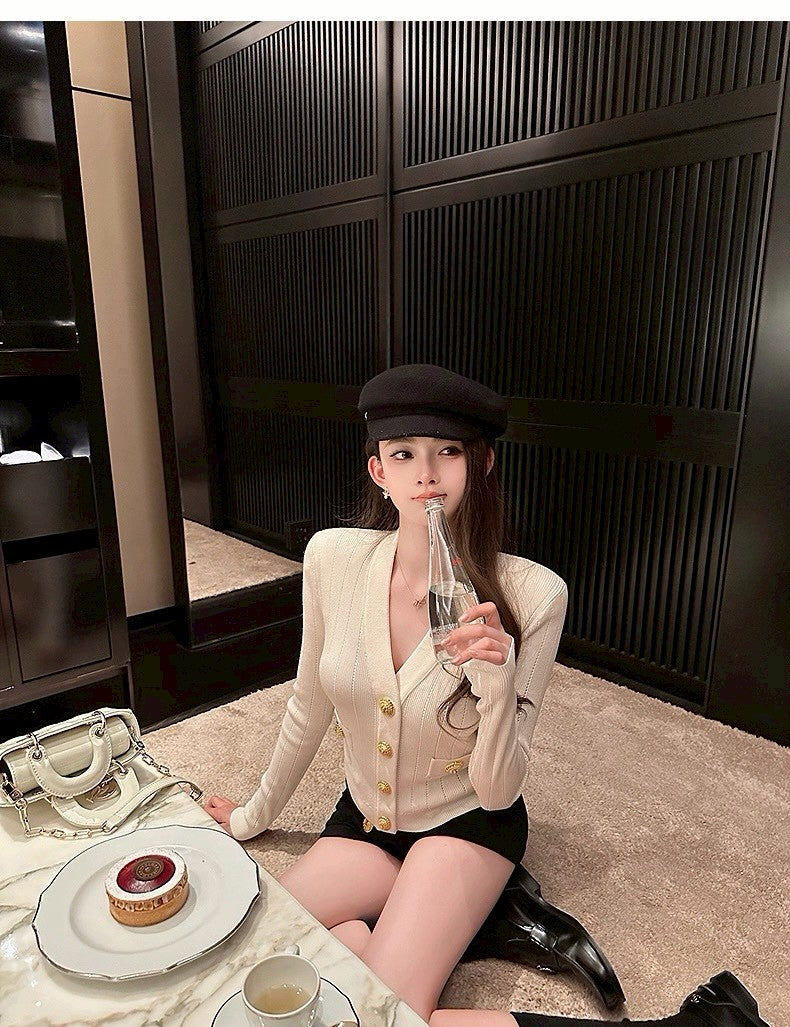 Tue. 小香千金V領金扣修身針織上衣 白