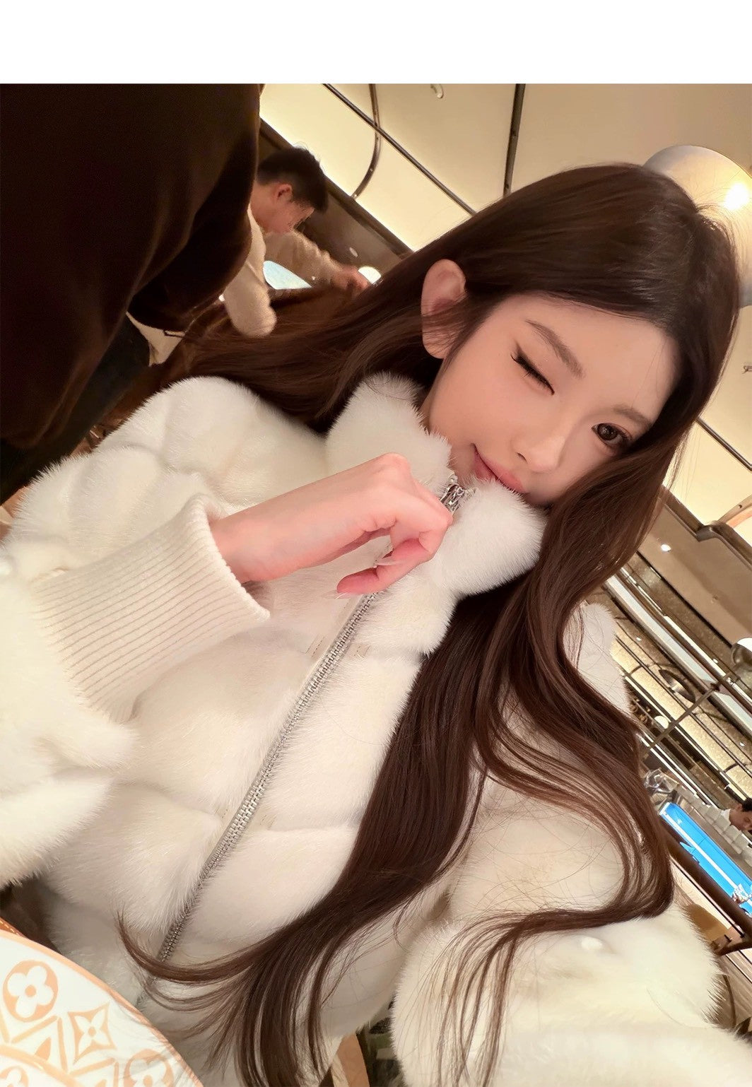 Tue. Lux系列*白色丹麥珍珠仿貂坑條皮草外套