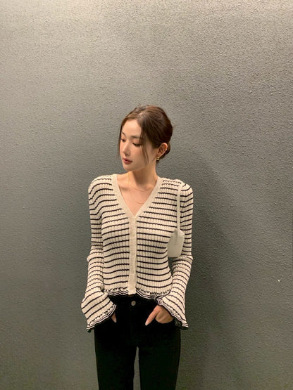 Thu. 休閒私服 拿鐵可可條紋V領針織開衫 白底
