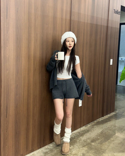 Mon. 韓女超愛秋冬排扣針織短褲套裝 米/深灰