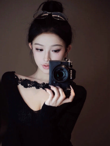 Tue. 心動蕾戀貓語 坑條羊毛 V領打底上衣 黑