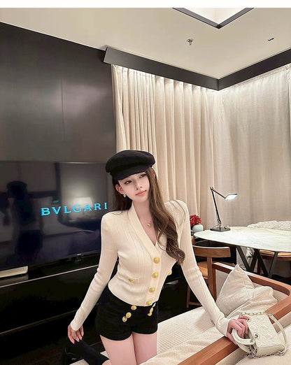 Tue. 小香千金V領金扣修身針織上衣 白