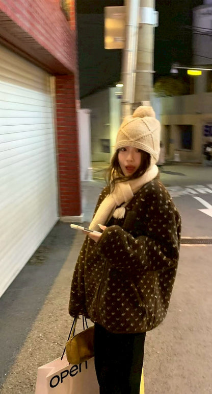 Fri. 莓莓榛果派‘’厚實立領小口袋羔毛針織外套 愛心松果咖