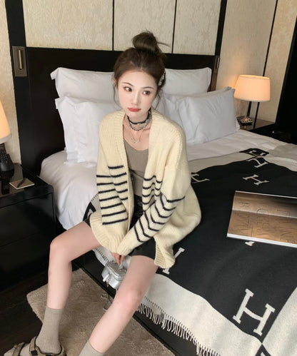 Sat.  休閒經典橫線奶杏針織外套