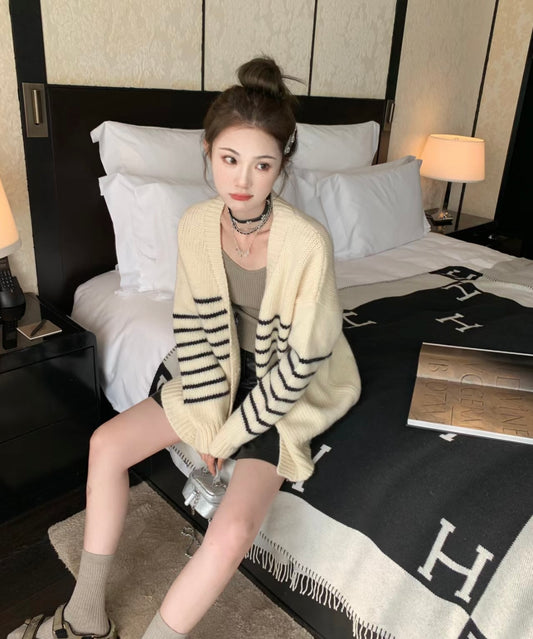 Sat.  休閒經典橫線奶杏針織外套