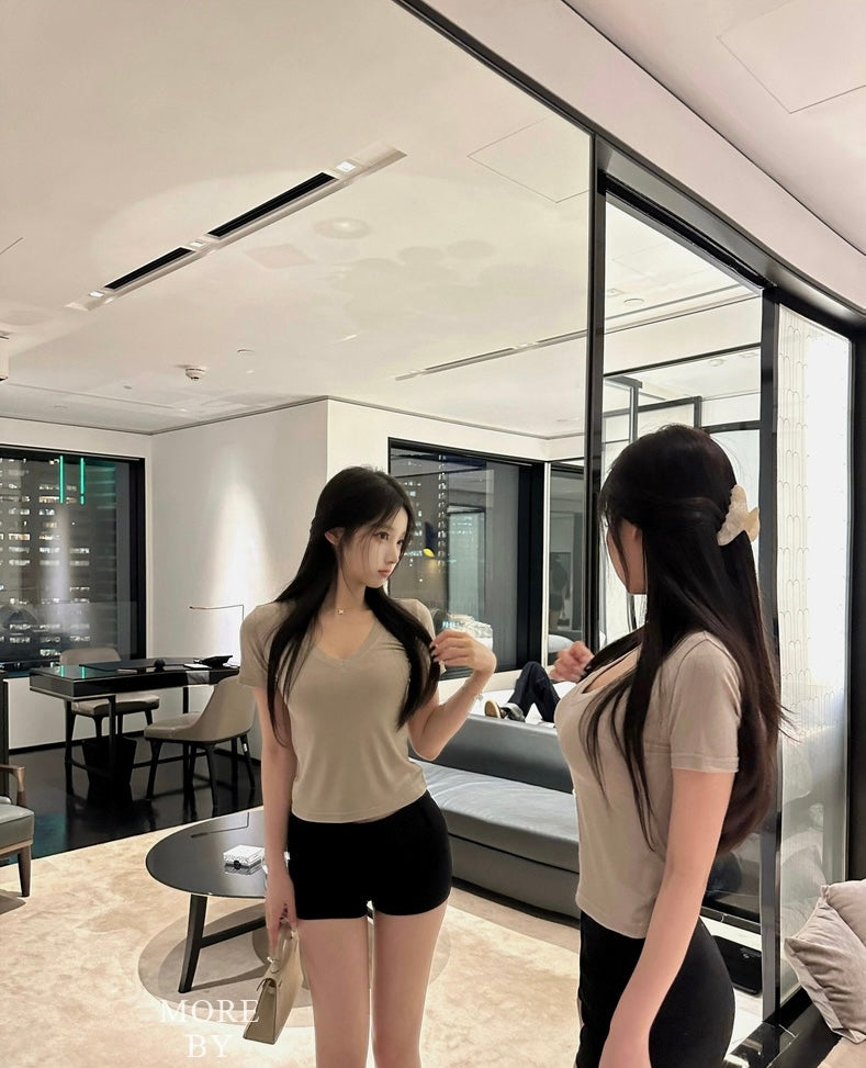 Mon. 百搭彈力V領軟糯仿羊絨短袖上衣 2版 奶茶