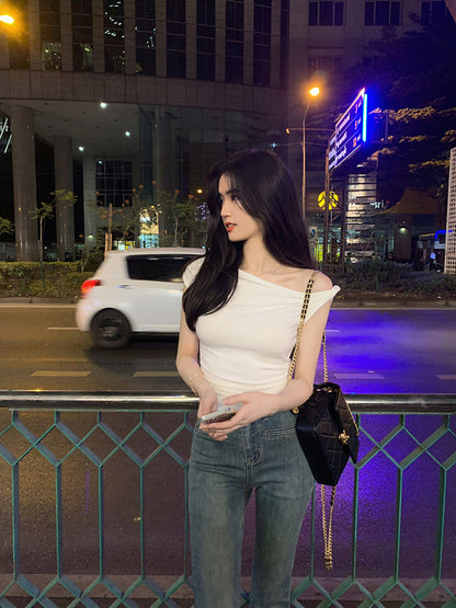 Fri. 氣質斜肩紐結設計上衣 白/深灰