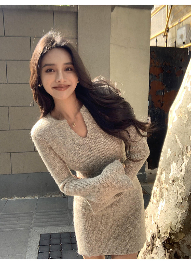 Sun. 修身收腰小V領針織連身裙 杏