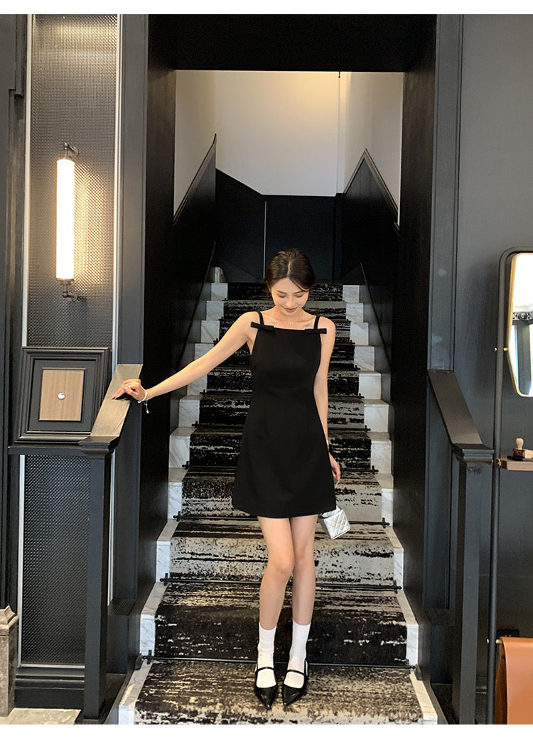 Wed. 小赫本 簡約平口蝴蝶結設計小黑裙