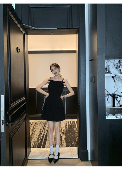 Wed. 小赫本 簡約平口蝴蝶結設計小黑裙