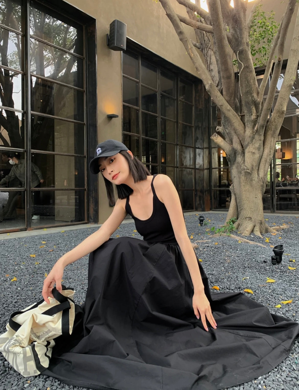 Fri. 極簡赫本風大U長洋裝 黑