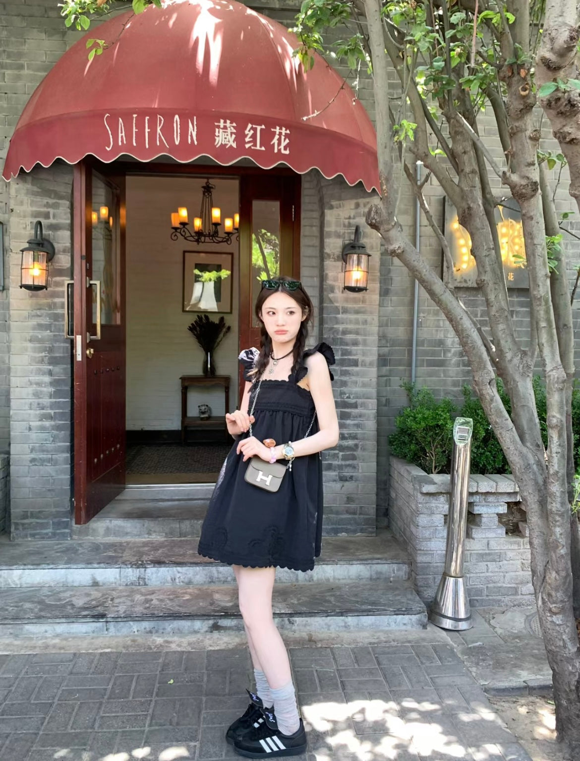Sun. 手工繡花小飛袖連身裙 黑