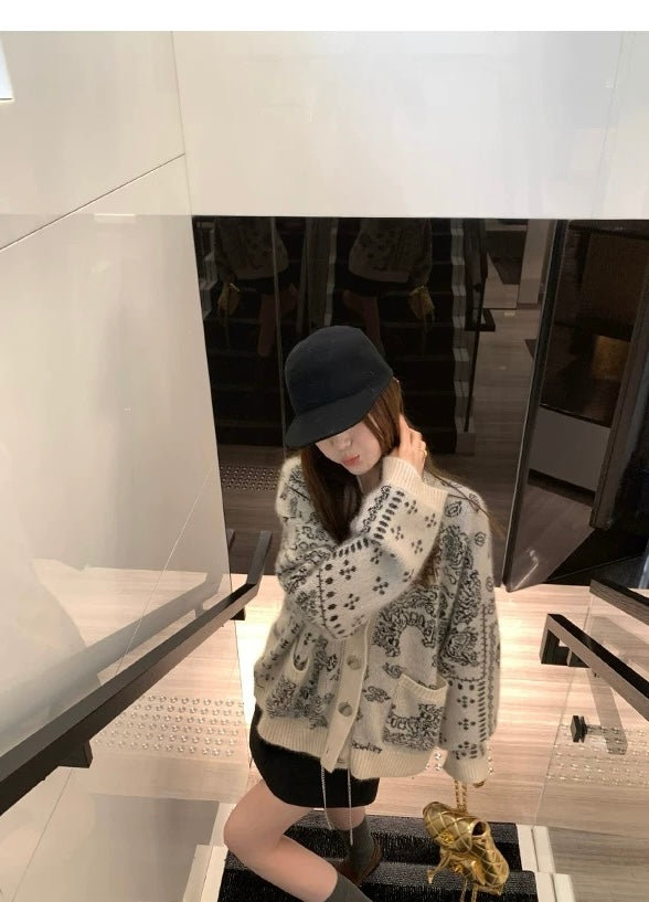 Wed. 藝術畫展 慵懶黑白緹花浣熊絨針織外套