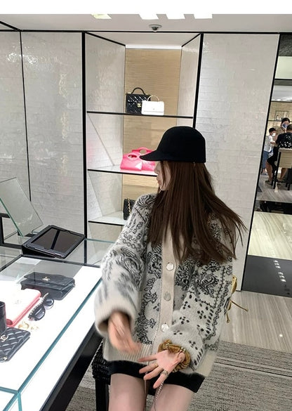 Wed. 藝術畫展 慵懶黑白緹花浣熊絨針織外套