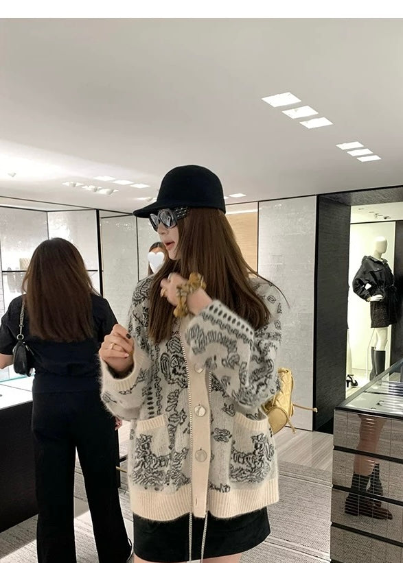 Wed. 藝術畫展 慵懶黑白緹花浣熊絨針織外套